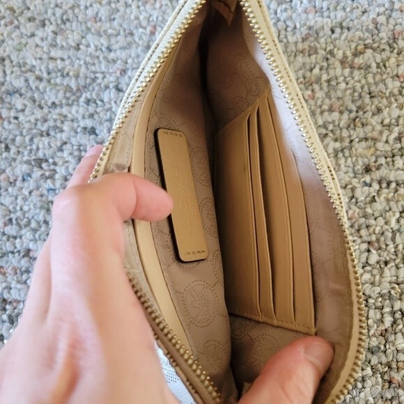 Michael Kors Women's Jet Set Large Wristlet Vanilla White Monogram - Picture 4 of 5